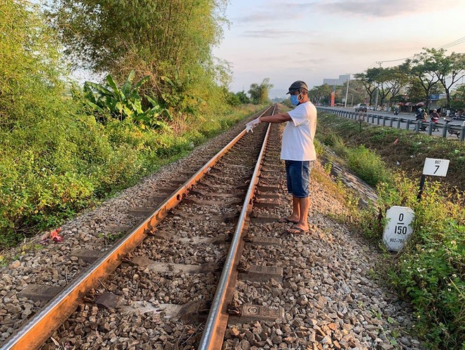 Nằm trên đường ray, người đàn ông bị tàu hỏa tông chết thảm - Ảnh 1.