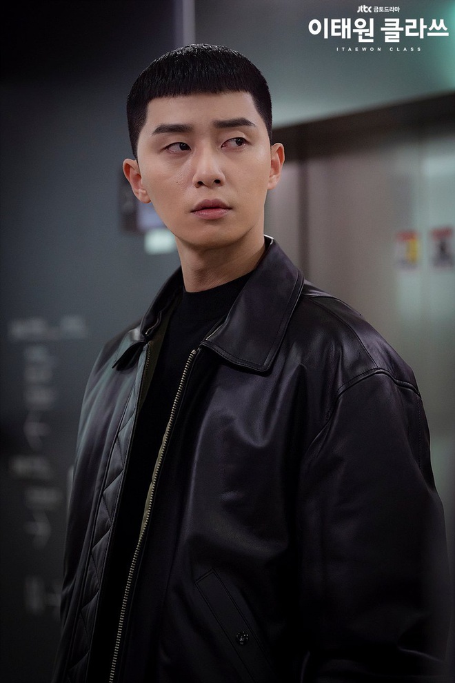 Giật nảy mình khi Chi Pu ướm thử tóc “hạt dẻ” của ông chủ quán nhậu Park Seo Joon: Tưởng không hợp mà hợp không tưởng - Ảnh 2.