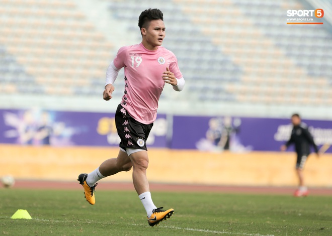 Quang Hải nhăn nhó vì đau khi tập riêng, Đình Trọng chăm chỉ plank giữ dáng ở Hà Nội FC - Ảnh 2.