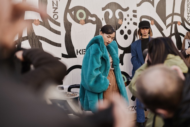 Dự show Kenzo giữa trời 3 độ C, Ch&acirc;u B&ugrave;i l&ecirc;n đồ hơi d&igrave;m d&aacute;ng nhưng may c&oacute; kiểu makeup &ldquo;mắt phủ tuyết&rdquo; b&ugrave; lại - Ảnh 4.
