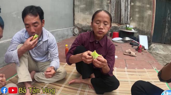 Bà Tân Vlog lại khiến dân tình thấy khó hiểu khi có kết hợp khác người: ăn phô mai que với rau xà lách? - Ảnh 4.