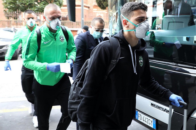 Đeo găng tay y tế và bịt khẩu trang kín mít, đội bóng Bulgaria bộc lộ sự căng thẳng cao độ khi tới Ý thi đấu Cúp châu Âu - Ảnh 7.