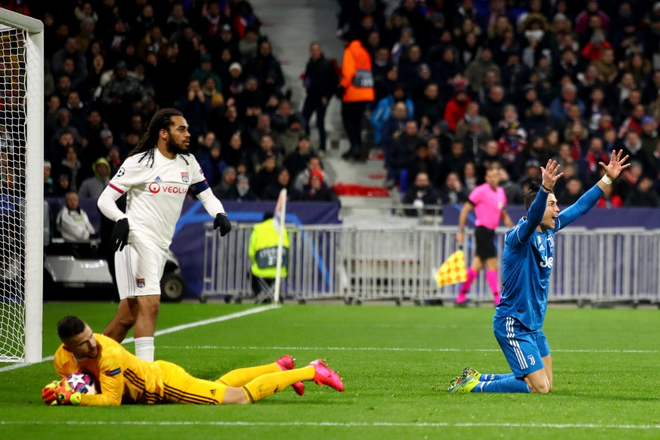 Chứng kiến đội nhà sắp toang, Ronaldo quyết định bay giữa ngân hà kiếm penalty nhưng bất thành - Ảnh 2.