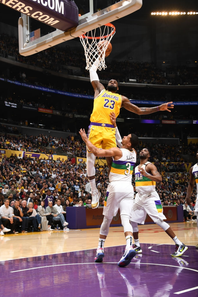 L&agrave;m nền trong si&ecirc;u phẩm của LeBron James, cầu thủ b&oacute;ng rổ lập tức bị ca sĩ Rihanna c&agrave; khịa: Đ&atilde; ai kiểm tra cậu ấy chưa? - Ảnh 4.