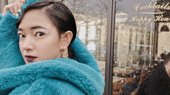Dự show Kenzo giữa trời 3 độ C, Ch&acirc;u B&ugrave;i l&ecirc;n đồ hơi d&igrave;m d&aacute;ng nhưng may c&oacute; kiểu makeup &ldquo;mắt phủ tuyết&rdquo; b&ugrave; lại - Ảnh 2.