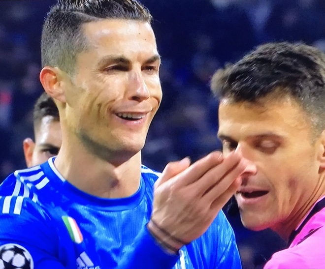 Bị đối thủ hết ăn vạ rồi đổ tội oan, Ronaldo đáp trả bằng kiểu cười độc chưa từng xuất hiện trước kia, báo Ý liền xuýt xoa: Xứng đáng làm meme - Ảnh 3.