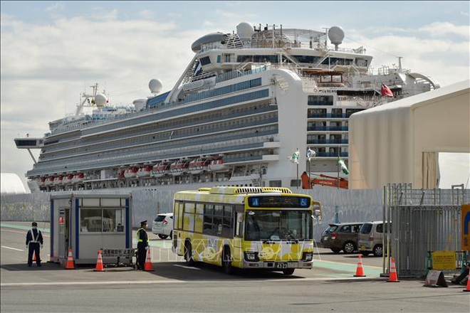 Thủy thủ đoàn trên tàu Diamond Princess bắt đầu lên bờ - Ảnh 1.