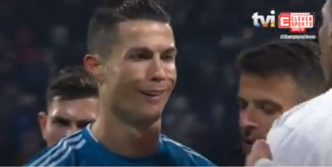 Bị đối thủ hết ăn vạ rồi đổ tội oan, Ronaldo đáp trả bằng kiểu cười độc chưa từng xuất hiện trước kia, báo Ý liền xuýt xoa: Xứng đáng làm meme - Ảnh 1.