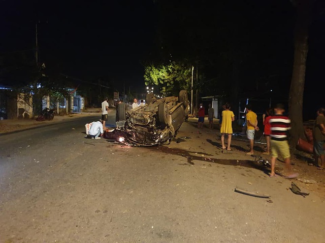 Ô tô tông vào gốc cây lật ngửa, 7 thanh niên thương vong - Ảnh 1.