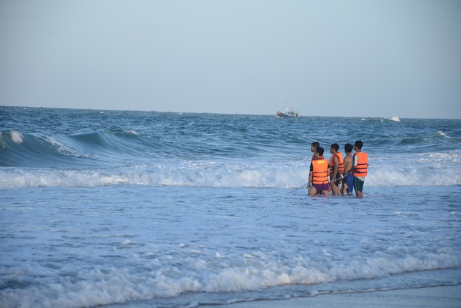 Phú Yên: Tắm biển bị sóng cuốn trôi, một du khách mất tích - Ảnh 2.