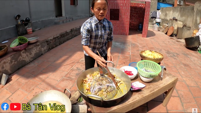 Làm lẩu ếch nhưng bà Tân Vlog lại dùng gói gia vị lẩu Thái, liệu hương vị sẽ thế nào đây? - Ảnh 4.