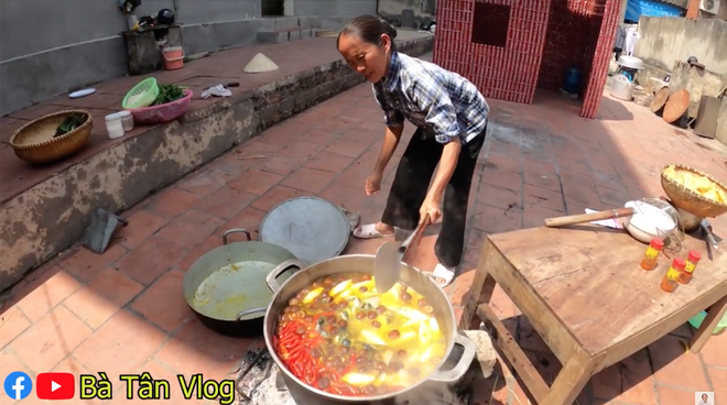 Làm lẩu ếch nhưng bà Tân Vlog lại dùng gói gia vị lẩu Thái, liệu hương vị sẽ thế nào đây? - Ảnh 5.