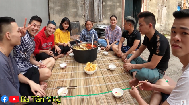 Làm lẩu ếch nhưng bà Tân Vlog lại dùng gói gia vị lẩu Thái, liệu hương vị sẽ thế nào đây? - Ảnh 7.