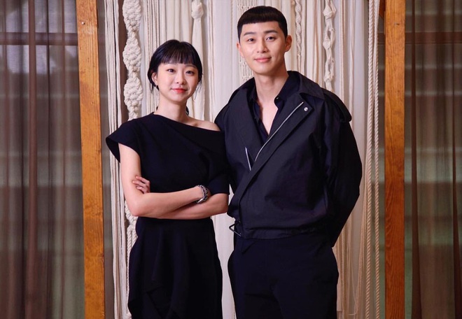 Park Seo Joon diện đồ t&ocirc;ng xuyệt t&ocirc;ng cực đ&aacute;ng y&ecirc;u với Kim Da Mi ở họp b&aacute;o Tầng Lớp Itaewon - Ảnh 4.