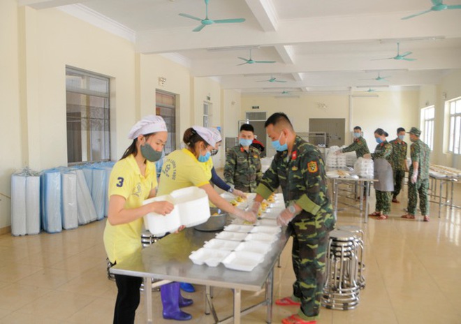 Đột nhập bếp ăn quân đội phục vụ hàng trăm người ở khu cách ly Hà Nội - Ảnh 1.