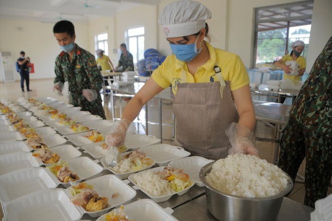 Đột nhập bếp ăn quân đội phục vụ hàng trăm người ở khu cách ly Hà Nội - Ảnh 2.