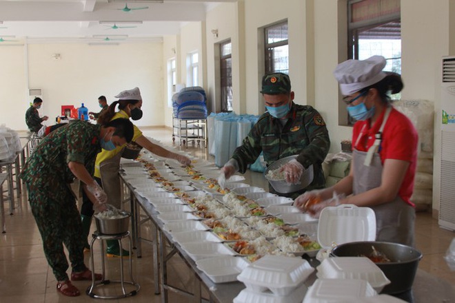 Đột nhập bếp ăn quân đội phục vụ hàng trăm người ở khu cách ly Hà Nội - Ảnh 4.