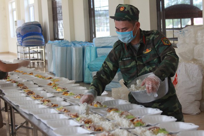 Đột nhập bếp ăn quân đội phục vụ hàng trăm người ở khu cách ly Hà Nội - Ảnh 5.