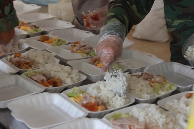 Đột nhập bếp ăn quân đội phục vụ hàng trăm người ở khu cách ly Hà Nội - Ảnh 6.