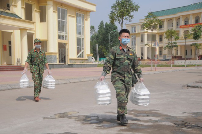 Đột nhập bếp ăn quân đội phục vụ hàng trăm người ở khu cách ly Hà Nội - Ảnh 9.