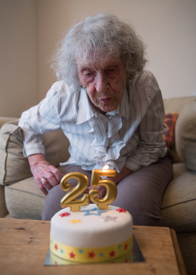 Chiếc bánh sinh nhật “25 tuổi” độc nhất của bà cụ sinh vào ngày 29/02, đợi 100 năm để được nổi tiếng - Ảnh 5.