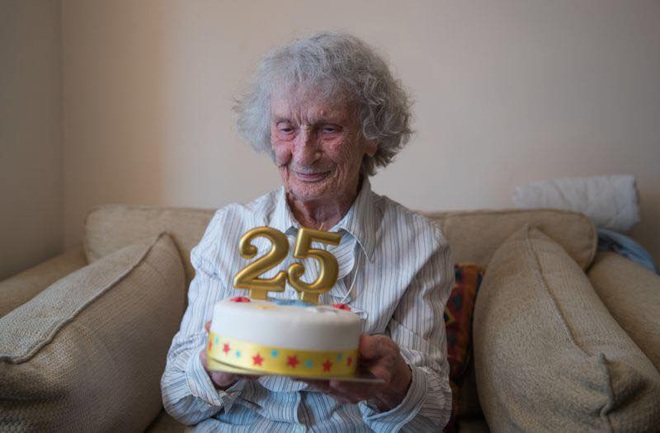 Chiếc bánh sinh nhật “25 tuổi” độc nhất của bà cụ sinh vào ngày 29/02, đợi 100 năm để được nổi tiếng - Ảnh 4.
