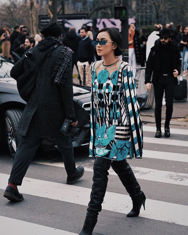 Dự show Balmain: Ch&acirc;u B&ugrave;i tiếp tục &ldquo;biến h&igrave;nh&rdquo; nhưng lần n&agrave;y gồng m&igrave;nh v&aacute;c chiếc đầm tận 10kg - Ảnh 4.