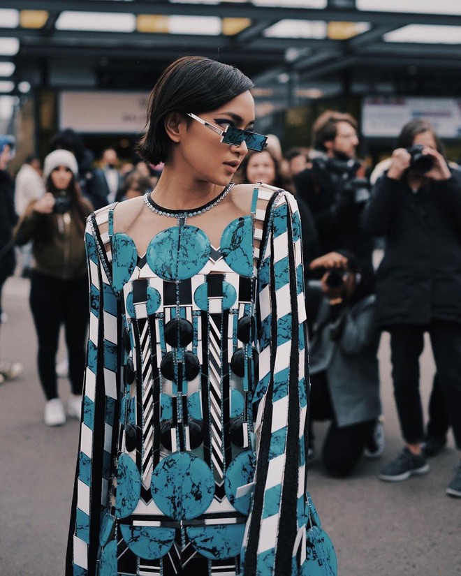 Dự show Balmain: Ch&acirc;u B&ugrave;i tiếp tục &ldquo;biến h&igrave;nh&rdquo; nhưng lần n&agrave;y gồng m&igrave;nh v&aacute;c chiếc đầm tận 10kg - Ảnh 3.