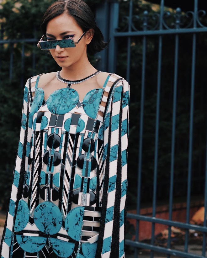Dự show Balmain: Ch&acirc;u B&ugrave;i tiếp tục &ldquo;biến h&igrave;nh&rdquo; nhưng lần n&agrave;y gồng m&igrave;nh v&aacute;c chiếc đầm tận 10kg - Ảnh 1.