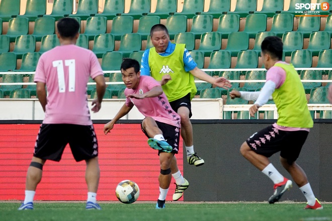 Chủ tịch 9x của Hà Nội FC xỏ giày, đối đầu trực tiếp với Duy Mạnh và Phí Minh Long - Ảnh 9.