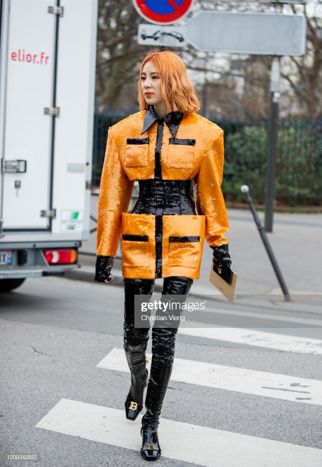 Dự show Balmain: Ch&acirc;u B&ugrave;i tiếp tục &ldquo;biến h&igrave;nh&rdquo; nhưng lần n&agrave;y gồng m&igrave;nh v&aacute;c chiếc đầm tận 10kg - Ảnh 7.