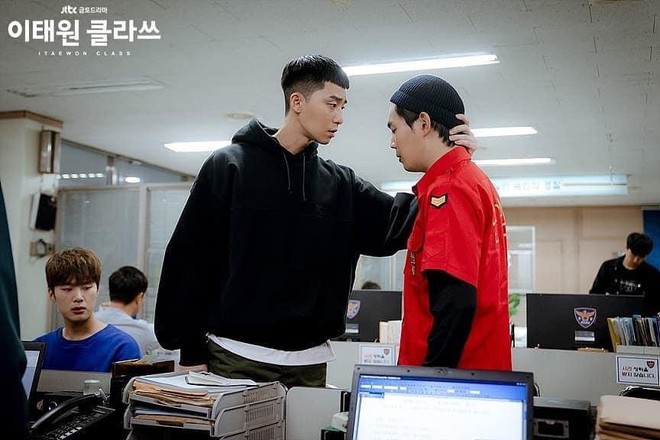 Bạn t&ugrave; của Park Seo Joon ở Tầng Lớp Itaewon: Giang hồ si&ecirc;u cấp ng&acirc;y thơ c&ugrave;ng khả năng tấu h&agrave;i cực đỉnh - Ảnh 4.