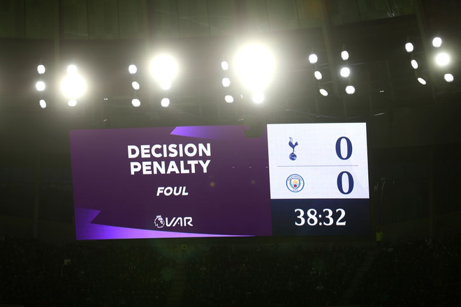 V&igrave; VAR, quả penalty chậm 5 ph&uacute;t lần đầu ti&ecirc;n xuất hiện trong lịch sử b&oacute;ng đ&aacute; - Ảnh 2.