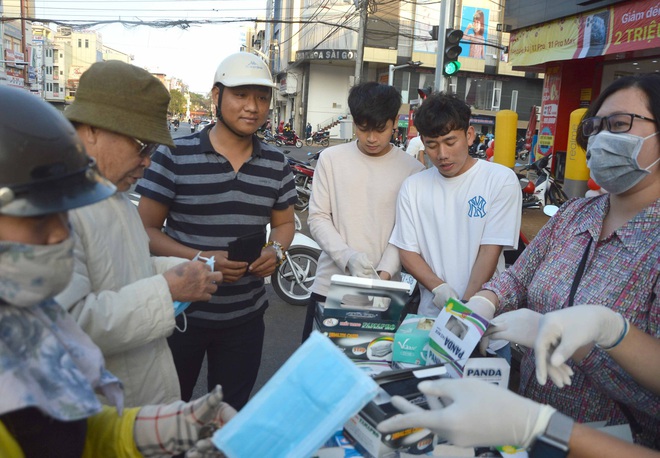 Minh Vương (HAGL) đứng đường phát khẩu trang phòng dịch virus Corona nhưng lại để lộ mặt: Khi nào cũng phải kín mới an toàn nhé anh - Ảnh 1.