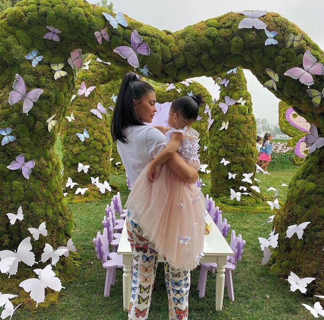 Cô gái vàng trong làng đầu thai gọi tên con gái Kylie Jenner: Đi du thuyền 6000 tỷ, quà sinh nhật là cả công viên khủng - Ảnh 7.