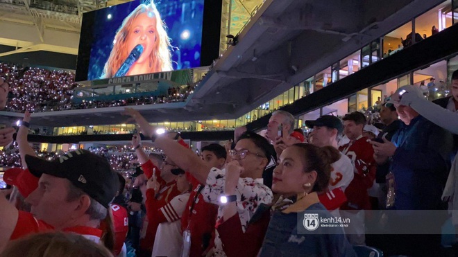 Hoàng Thùy Linh - Trọng Hiếu quẩy tới bến trước màn song ca huyền thoại của Jennifer Lopez và Shakira tại Super Bowl 2020 - Ảnh 2.