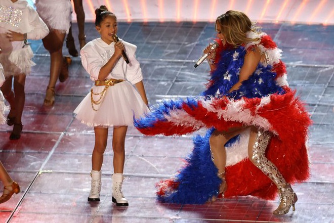 Shakira và Jennifer Lopez bùng nổ với vũ đạo múa cột đốt mắt, song ca liên khúc hit có 1-không-2 tại Super Bowl Halftime Show! - Ảnh 9.