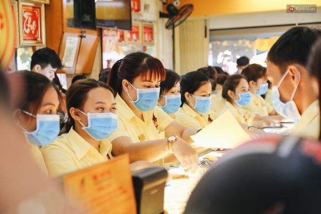 Giữa đại dịch virus corona, người Sài Gòn đeo khẩu trang đi mua bán vàng ngày vía thần tài - Ảnh 4.