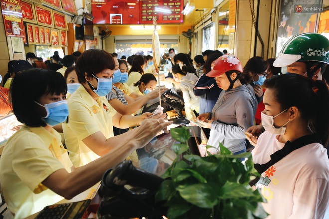 Giữa đại dịch virus corona, người Sài Gòn đeo khẩu trang đi mua bán vàng ngày vía thần tài - Ảnh 3.