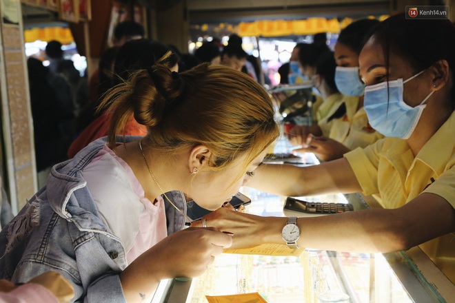 Giữa đại dịch virus corona, người Sài Gòn đeo khẩu trang đi mua bán vàng ngày vía thần tài - Ảnh 13.