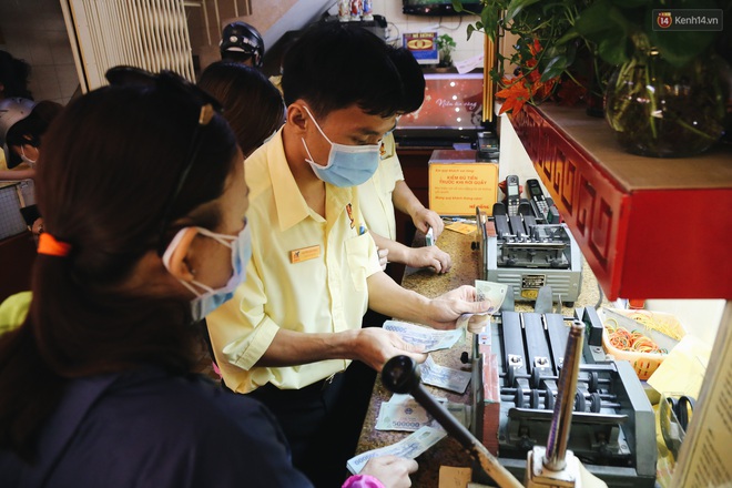 Giữa đại dịch virus corona, người Sài Gòn đeo khẩu trang đi mua bán vàng ngày vía thần tài - Ảnh 15.