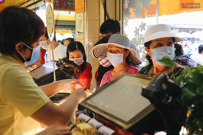 Giữa đại dịch virus corona, người Sài Gòn đeo khẩu trang đi mua bán vàng ngày vía thần tài - Ảnh 6.