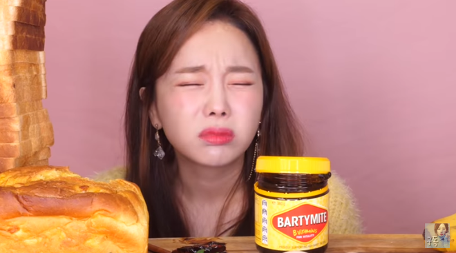 Youtuber người Hàn nhăn nhó chịu thua trước mùi vị khiếp đảm của loại bơ linh hồn của ẩm thực Úc và cho rằng nó có vị như... hải sản ướp muối - Ảnh 2.