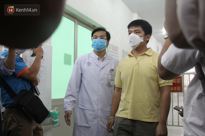 Ảnh: Bệnh nhân nhiễm virus Corona vui mừng khi được xuất viện, cảm ơn các bác sĩ Việt Nam đã tận tình cứu chữa - Ảnh 2.