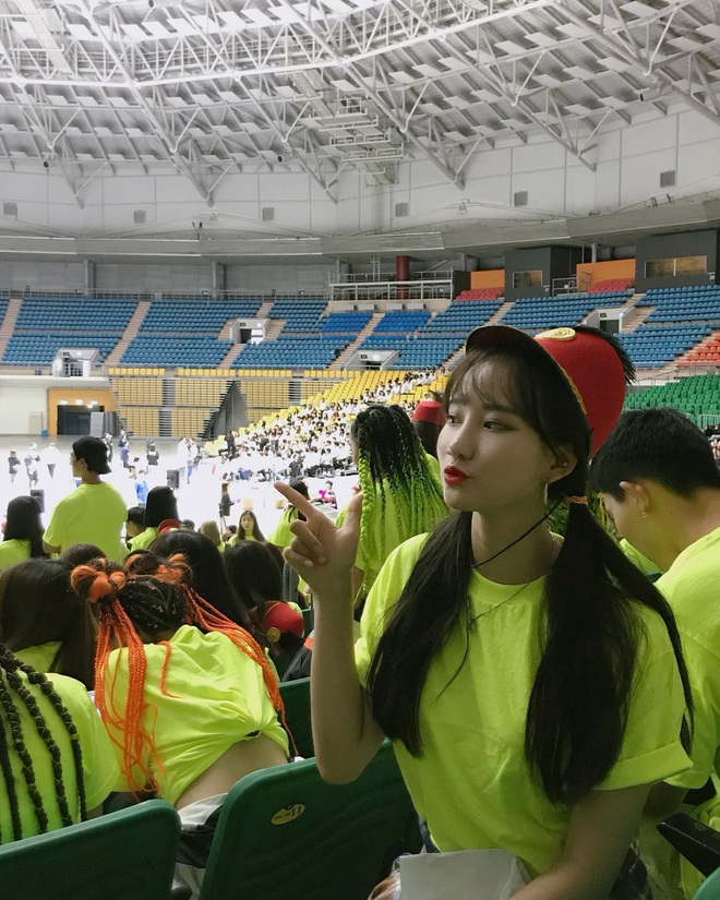 Tới sân xem Son Heung-min chơi bóng, cô nàng fan hâm mộ khiến dân tình ngỡ ngàng bởi gương mặt xinh đẹp, nụ cười tươi rói - Ảnh 7.