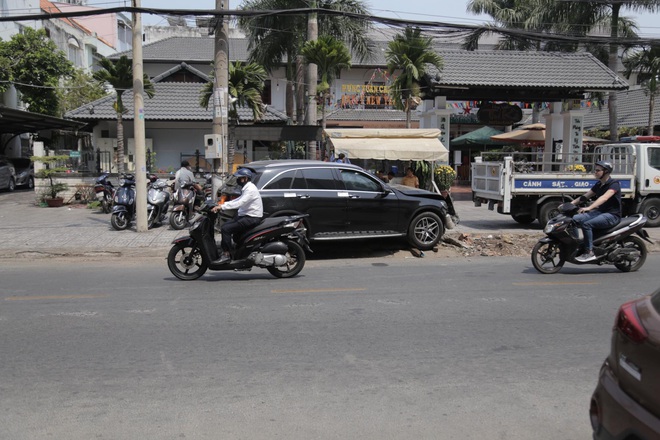 TP.HCM: Thực nghiệm hiện trường vụ nữ tiếp viên hàng không và GrabBike bị tài xế Mercedes “phê” ma túy tông thương vong - Ảnh 6.