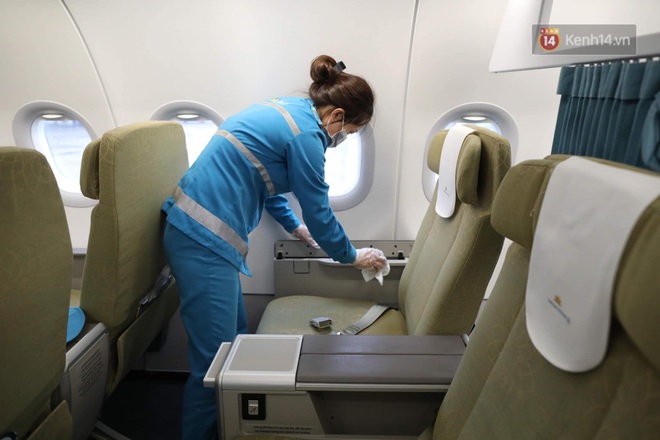 Cận cảnh việc khử trùng trên chuyến bay từ Hồng Kong về Việt Nam để phòng dịch virus corona - Ảnh 8.