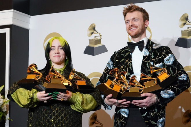 Billie Eilish sẽ diễn gì tại Oscar 2020: Hát nhạc phim, diễn hit cũ hay có tin đồn làm sống lại ca khúc bất hủ của The Beatles huyền thoại? - Ảnh 1.