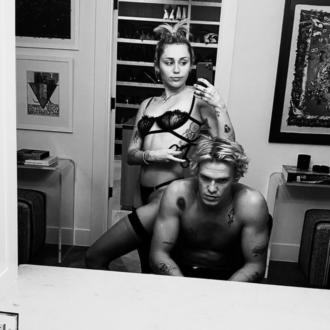 Cắt tóc cho bạn trai kiểu Miley Cyrus: Diện nội y bốc lửa, tư thế ám muội đến mức phản cảm - Ảnh 2.