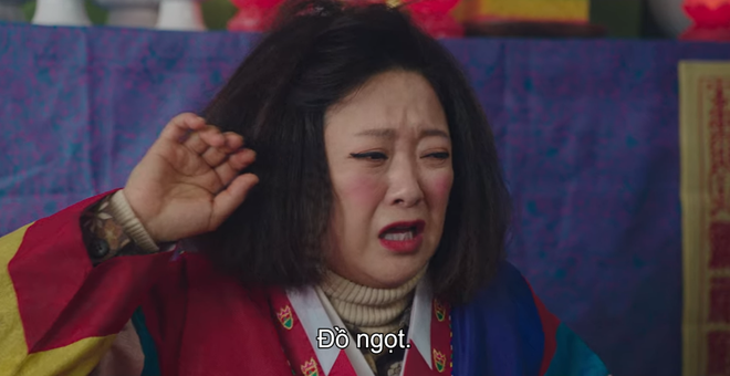 Twist cực sốc ở Crash Landing On You: Mẹ ruột của Son Ye Jin chính là bà thầy bói bao xàm? - Ảnh 2.